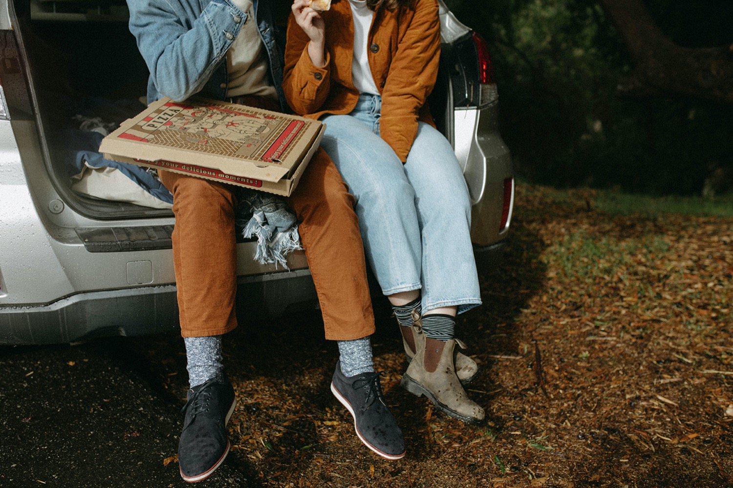 Couple enjoys pizza during a couple's photo session in Pasadena.